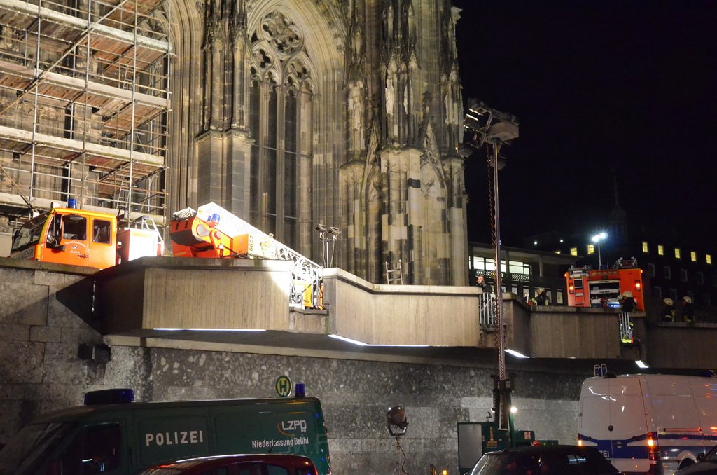 Einsatz BF Aktivisten auf Geruest vom Koelner Dom P244.JPG - Miklos Laubert